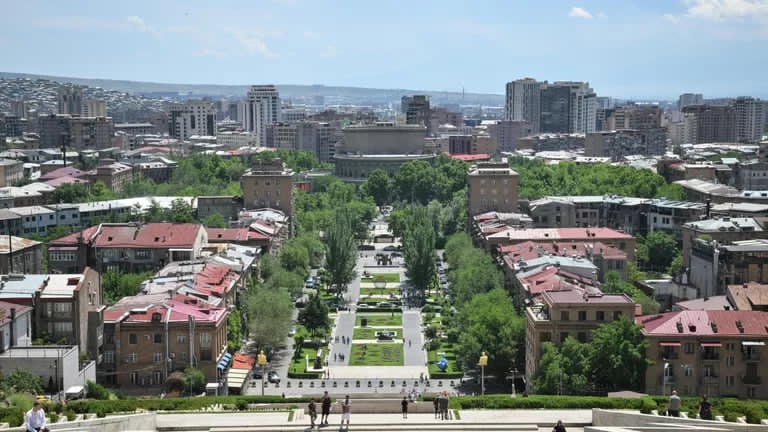 Դիմակավորված անձինք փորձում են ներխուժել «Ուժեղ Հայաստանի» գրասենյակ