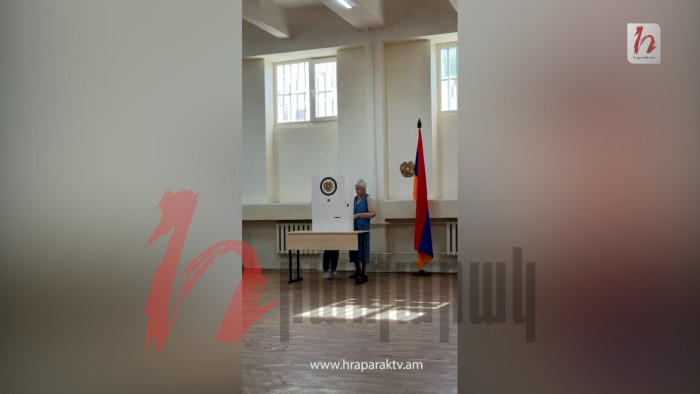 Շենգավիթի ընտրատեղամասում ՔՊ-ականը մտել է քվեախուց և ուղղորդում է տարեց կնոջը