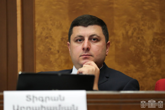Պարզ է չէ՞, թե ինչու էր բռնապետը գիշերը ճեպազրույց դրել
