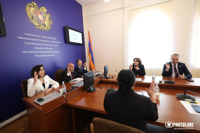 Ձեռքերը վեր բարձրացրած այս խեղճ խմբակը, պատկերացնում եք, չէ՞ ինչեր է տեսել եւ ինչերի է մասնակից դարձել ու դառնում...