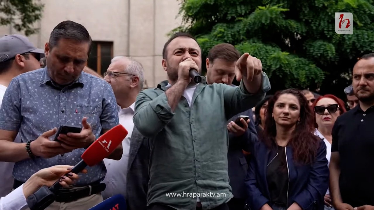«Ամոթ, ամոթ». ԿԸՀ–ի մոտ հավաքվածները` վերջնական արդյունքների մասին լուրին
