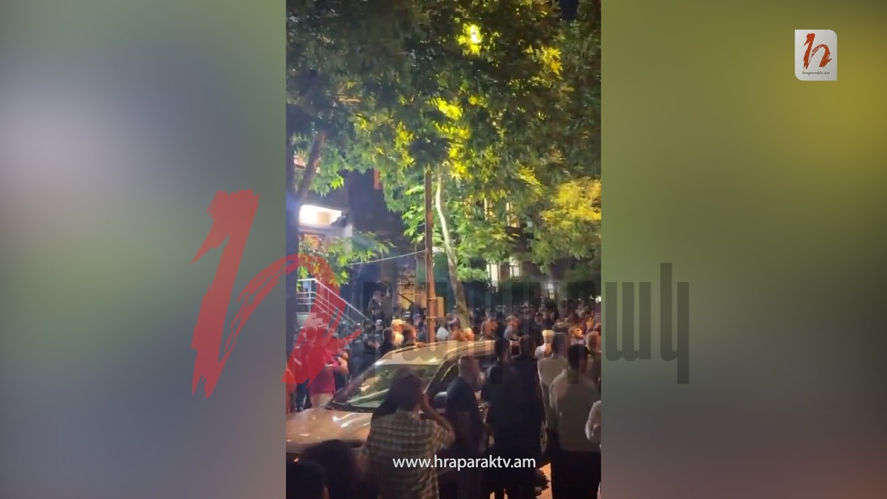 «Նիկոլ, դավաճան». բացականչում են քաղաքացիները ԿԸՀ–ի դիմաց