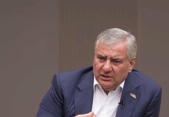 Ով նման բան է արել, Նիկոլ է. փող չի բաժանվել