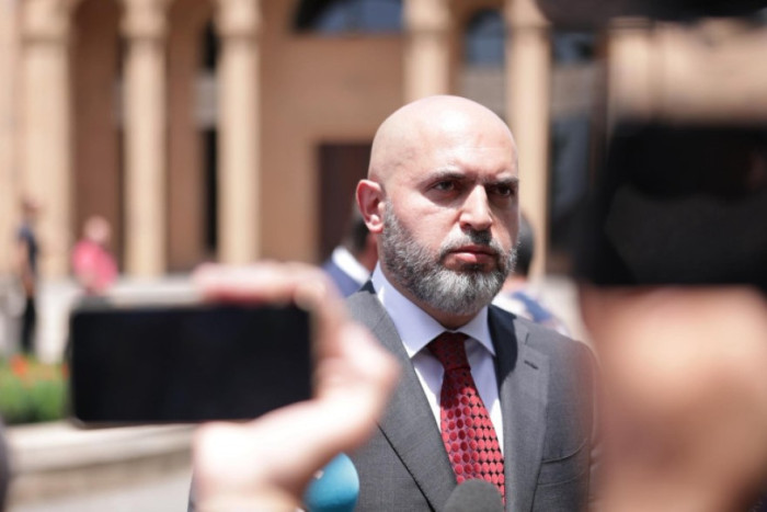Ի՞նչ է արել Արմենը. համարձակվել է ՔՊ-ականների ճակատին ասել դաժան իրականությունը