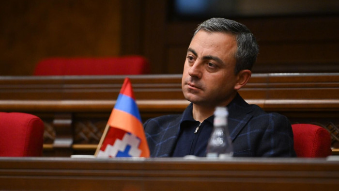 Իրավապահները ներխուժել են Իշխան Սաղաթելյանի տուն