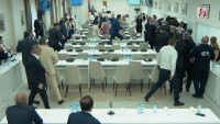 Ծեծկռտուք և լարված իրավիճակ Երևանի ավագանու նիստին