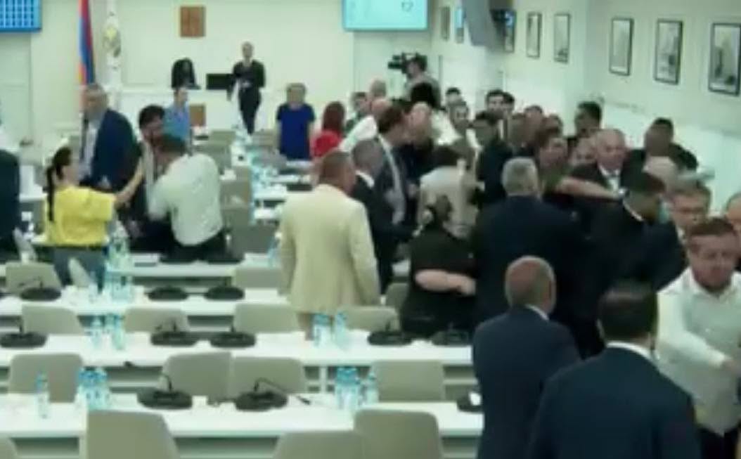 Ում վրա ջուր լցրեց Անի Խաչատարյանը