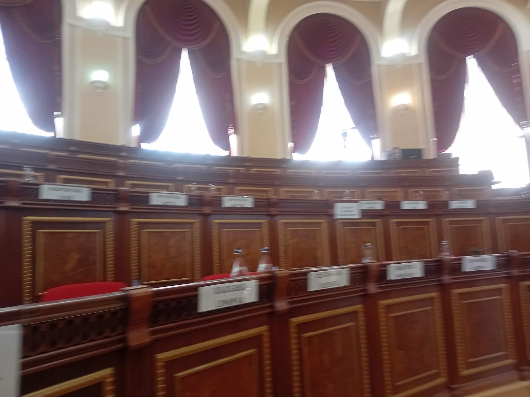 Գյումրու ավագանու նիստը ընդմիջվեց, քվորում չի ապահովվում. խուզարկում են ավագանու անդամի տունը