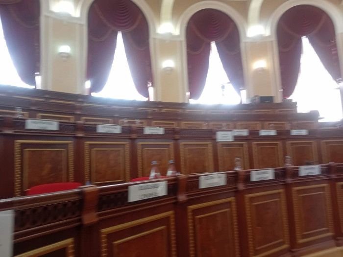 Գյումրու ավագանու նիստը ընդմիջվեց, քվորում չի ապահովվում. խուզարկում են ավագանու անդամի տունը