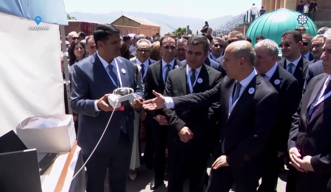 Ադրբեջանցի պաշտոնյաները կանգնել են էկրանի առաջ և տեսակապով միացել Երևանի փողոցներին՝ իբր սա իրենց «հայրենիքն» է. ադրբեջանագետ