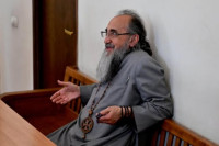Էդ անմեղ մարդուն ինչո՞ւ բռնեցիք, եթե բաց էիք թողնելու