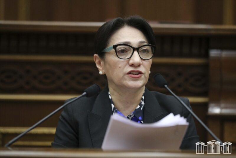Գուժում են Մայր տաճարի զանգերն, ու ամեն հարվածի հետ ուղեղումս նույն հարցն է պայթում՝ ո՞նց, ո՞նց, ո՞նց․․․