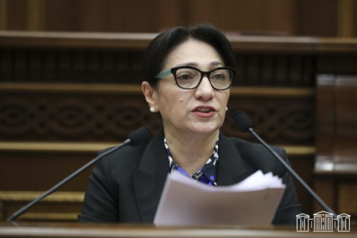Գուժում են Մայր տաճարի զանգերն, ու ամեն հարվածի հետ ուղեղումս նույն հարցն է պայթում՝ ո՞նց, ո՞նց, ո՞նց․․․