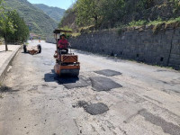 Կրկնակի վերանորոգված ճանապարհին ասֆալտի կարկատաններ կան. լրագրող