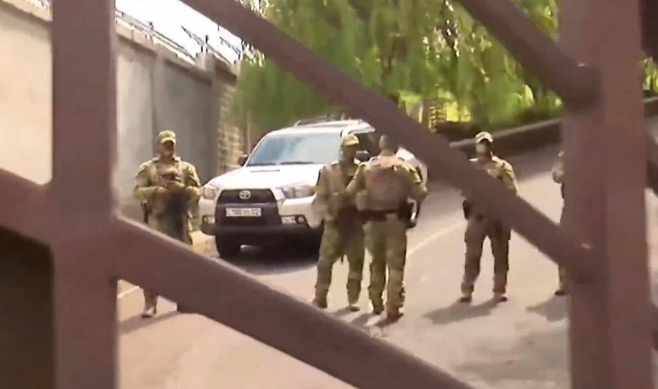 Ինչ է կատարվում Ծառուկյանի տան մոտ