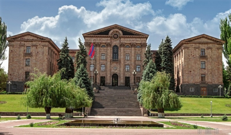 Թե՛ փոփոխությունների բովանդակությունը, թե՛ դրանց կիրառումը հակասում են գործող Սահմանադրությանը