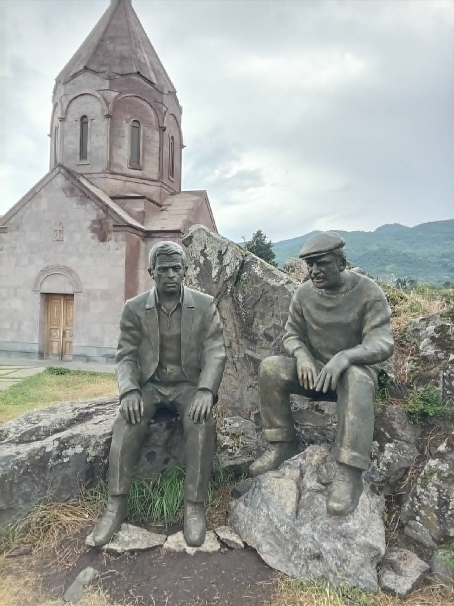 100 ոչխար ունի, ճակատին պեծիկ` էշ, իր համար ապրում է՝ «անջակը» դինջ