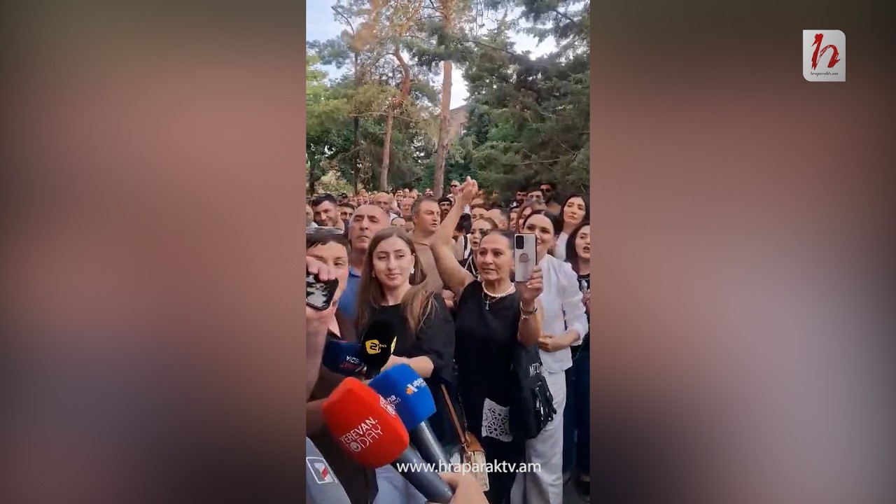 Ամբողջ հայ ազգը ձեզ հետ է, թող Նիկոլն իմանա. Սամվել Կարապետյանին դրսում բուռն դիմավորեցին