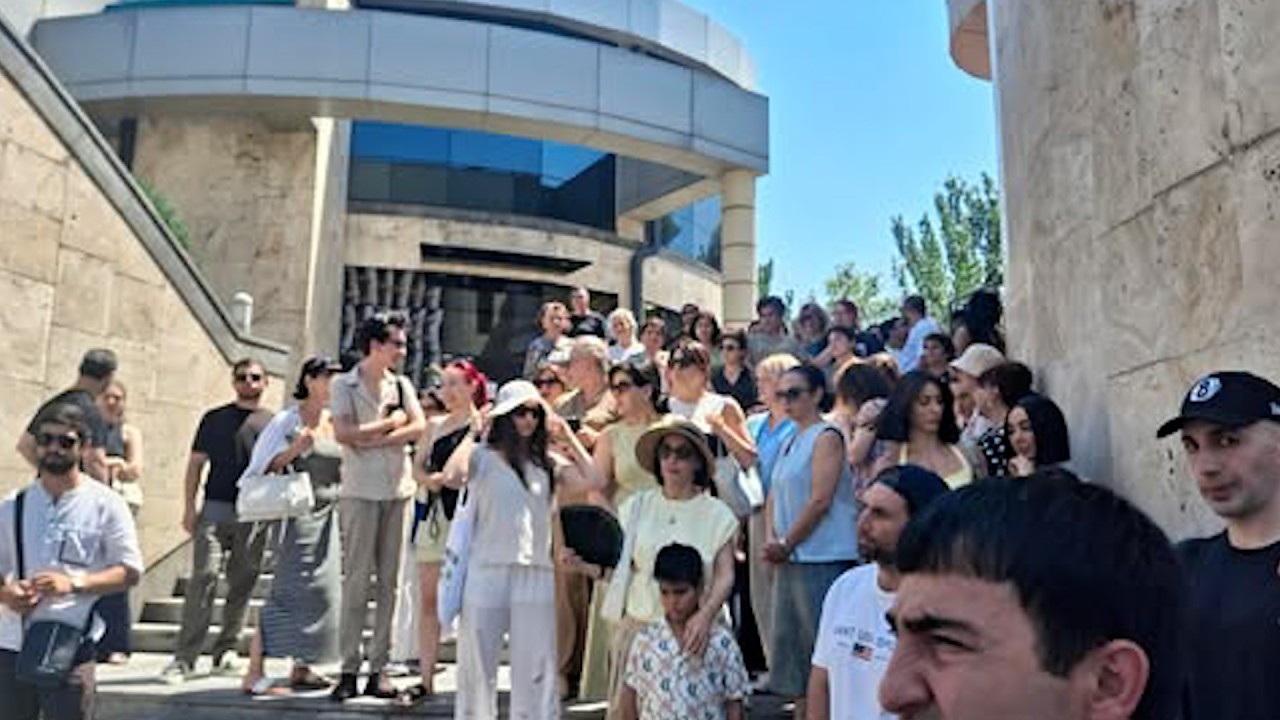 #Ուղիղ․Ծառուկյանի «Մուլտի Վելնեսի»  աշխատակիցներն ու հաճախորդներն ակցիա են անում