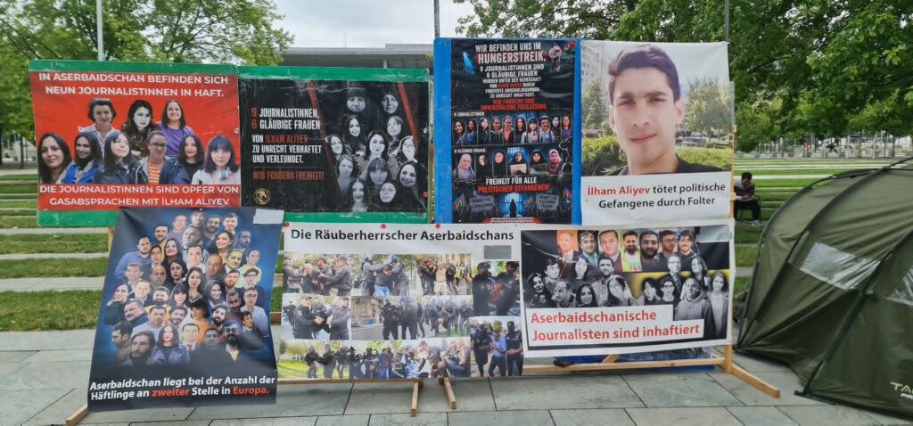 «Алиев, диктатор!»: в Германии азербайджанские политэмигранты провели акцию протеста против визита Ильхама Алиева
