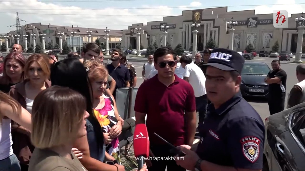 Իրավիճակը լարվեց ոստիկանների եւ քաղաքացիների միջեւ