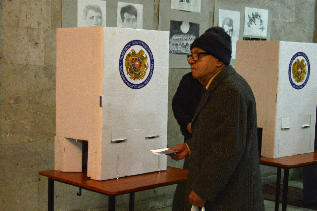 Քաղաքացին շփոթել էր քվեախցի եւ քվեատուփի անցքերը (տեսանյութ, լուսանկար)