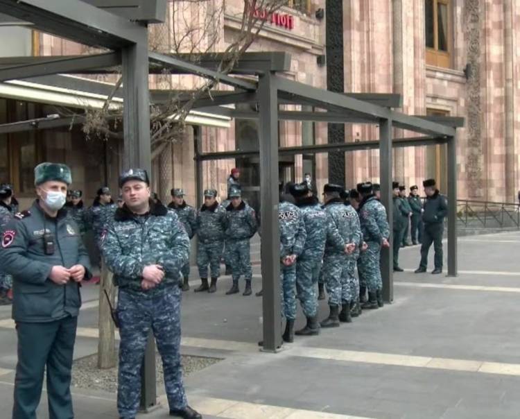 «Մարիոթի» դիմաց ոստիկանական ուժեր են. Ադրբեջանից ժամանած պատվիրակության դեմ հերթական ակցիան է մեկնարկել