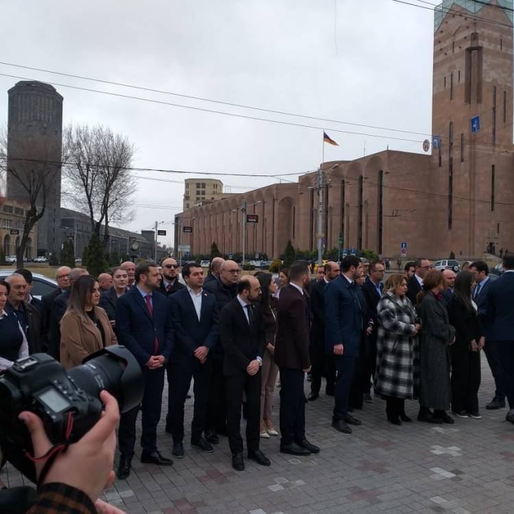  ՔՊ խմբակցության անդամները  Մյասնիկյանի արձանի մոտ են (լուսանկարներ)