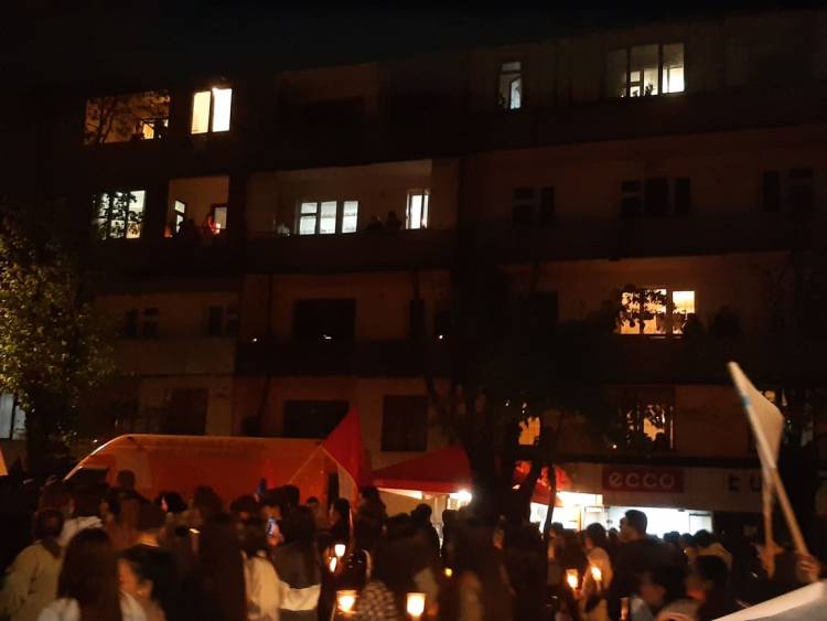 Ստեփանակերտի շենքերի պատշգամբներում մոմեր են վառում քաղաքացիները