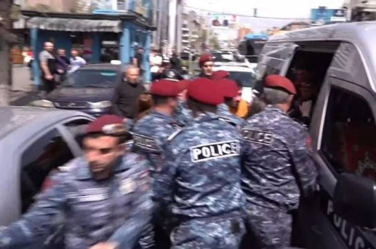 Вооруженные люди ворвались в полицию в ереване. Полиция Азербайджана. Полиция протесты Армения. Азербайджанская полиция.