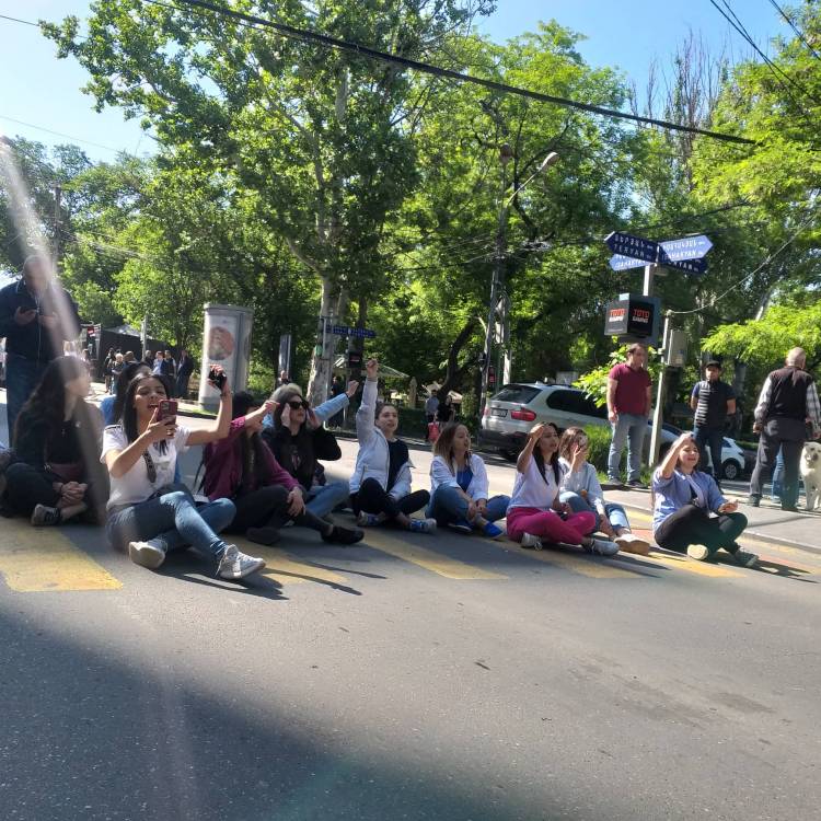 Աղջիկներից կազմված խումբը փակել է Իսահակյան փողոցը