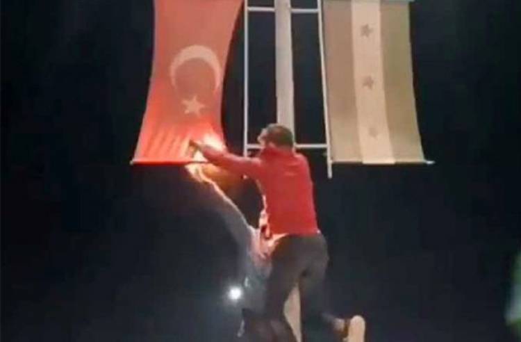 Սիրիայի ընդդիմադիր խմբերն այրել են Թուրքիայի դրոշը