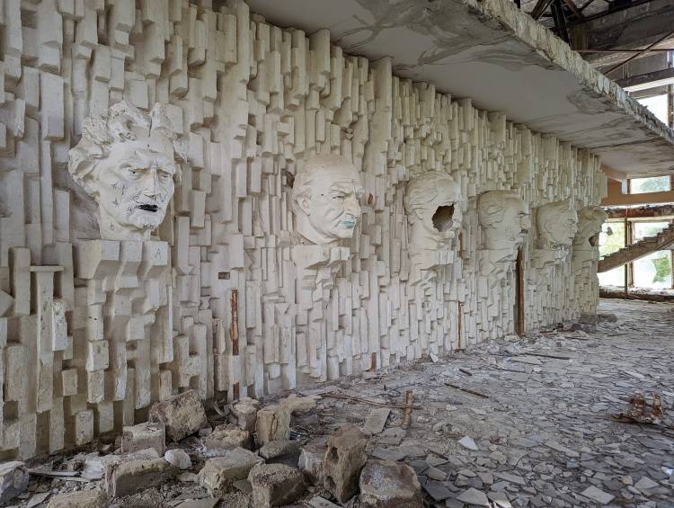 «Հրապարակ». Ինչու են պղծում հայ մեծերի արձանները