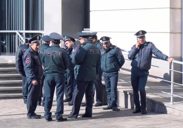 Ոստիկանական ուժեր են բերվել Վազգեն Սարգսյան փողոց