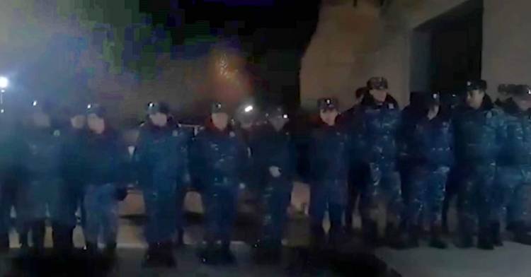 Մեծ թվով ոստիկաններ են հավաքվել Եռաբլուրում