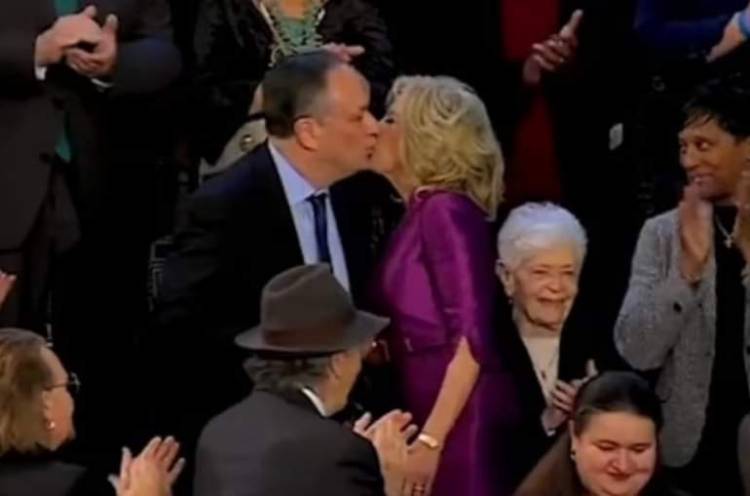 Տեսախցիկը ֆիքսել է, թե ինչպես է Բայդենի կինը համբուրում ԱՄՆ փոխնախագահի ամուսնու շուրթերը