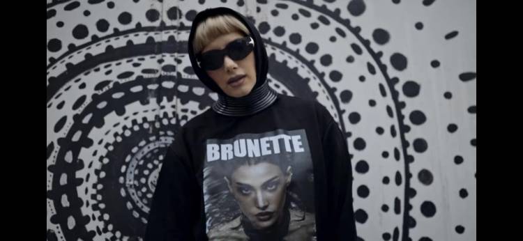 Սոֆի Մխեյանը՝ Բրյունետի նկարով շապիկով (տեսանյութ)