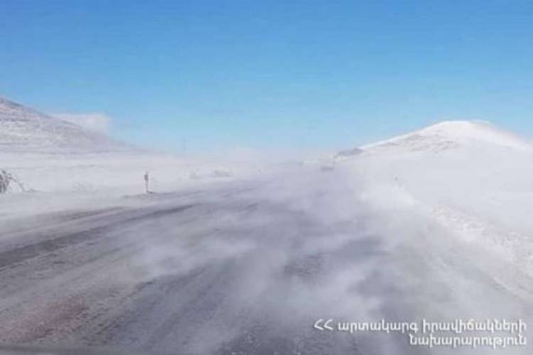 Հայաստանի մի քանի քաղաքներում տեղում է ձյուն․ խորհուրդ է տրվում երթևեկել ձմեռային անվադողերով