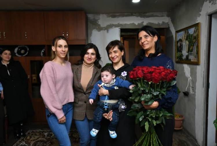 «Հրապարակ». Ադրբեջանցիներն այցելել են այն տունը, ուր մեկ ամիս առաջ գնացել էր Աննա Հակոբյանը