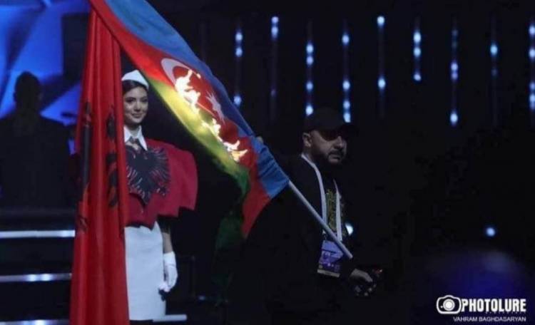 Երևանում այրեցին Ադրբեջանի դրոշը․ բուռն քննարկումներ՝ սոցցանցերում (տեսանյութ)