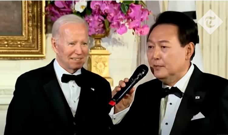 Հարավային Կորեայի նախագահը երգել է Բայդենի համար (տեսանյութ)