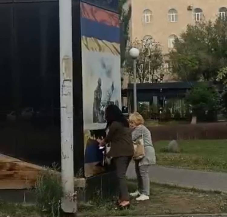 Երևանում երկու կին պոկում են Արցախի դրոշը (տեսանյութ, լուսանկար)