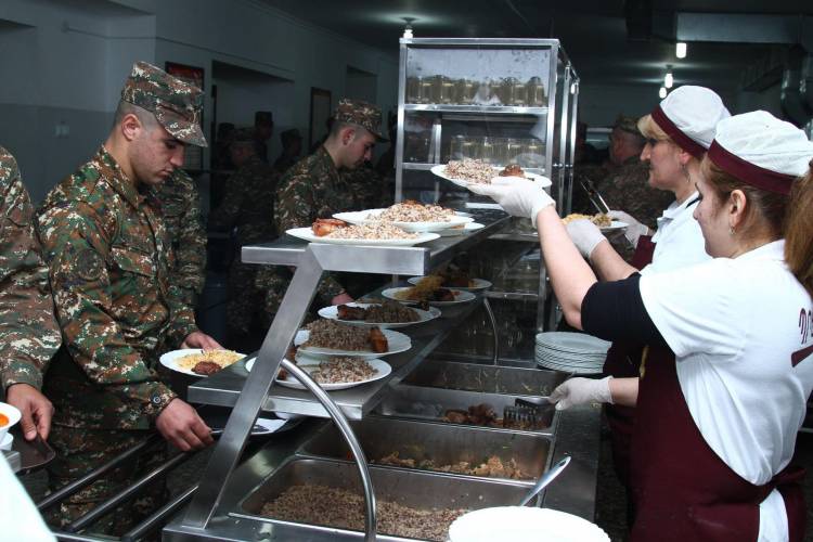 «Հրապարակ». Զինվորականները բողոքում են սննդի որակից, իսկ մատակարարները պատմում են, թե ինչ լավ են աշխատում