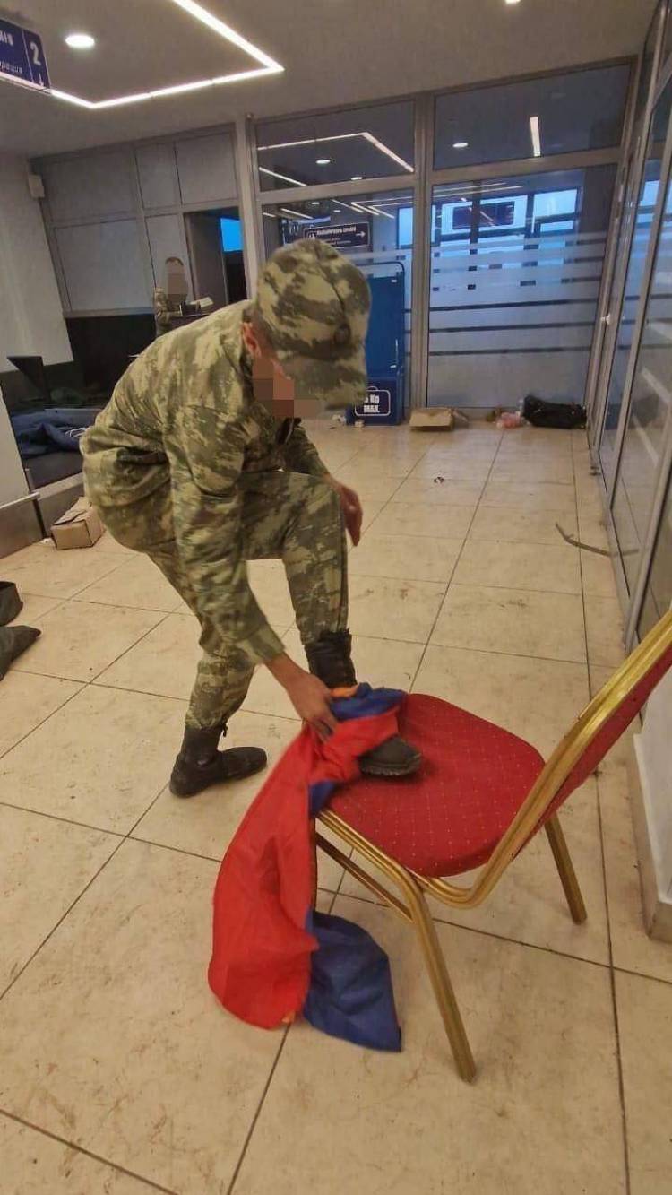 Ադրբեջանցի զինծառայողը ՀՀ դրոշով մաքրում է կոշիկները