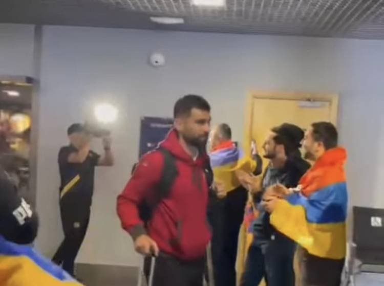 Հայ երկրպագուները Ռիգայում դիմավորել են Հայաստանի հավաքականին