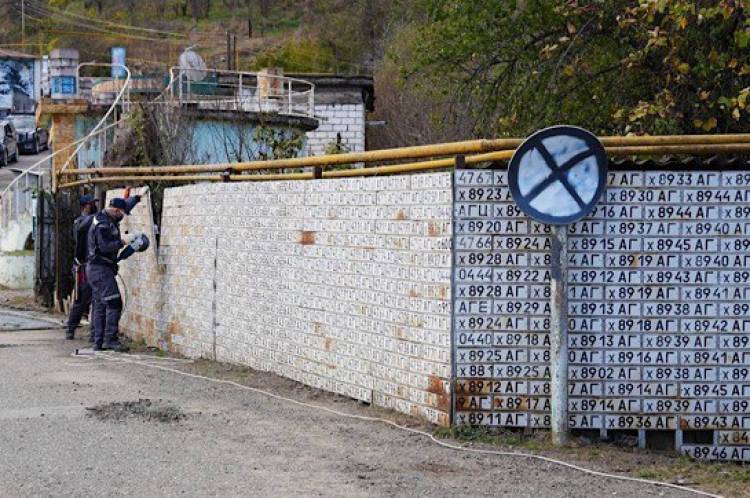 Ադրբեջանցիներն ապամոնտաժում են օկուպացված Վանք գյուղի պետհամարանիշներով հայտնի պատը
