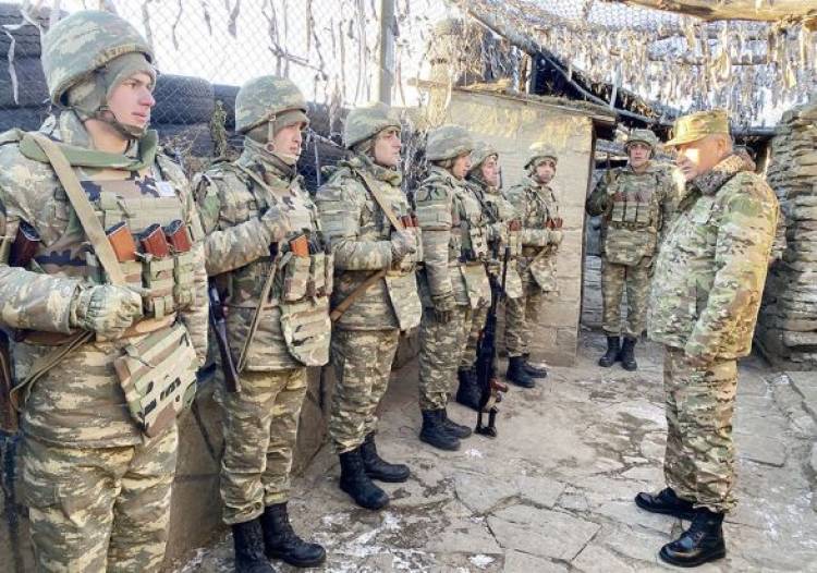 Ադրբեջանի ԶՈւ ԳՇ պետն այցելել է ՀՀ-ին սահմանակից զորամասեր