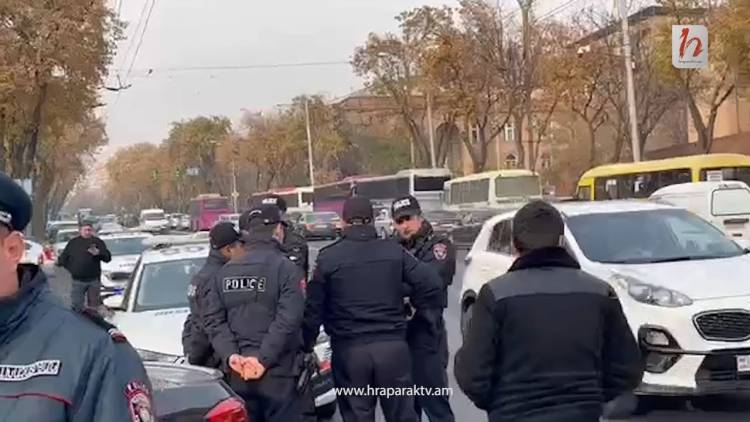 Հինգ ավտոբուս ոստիկան են բերել «Հայաքվեի» ակցիան կանխելու համար (տեսանյութ)