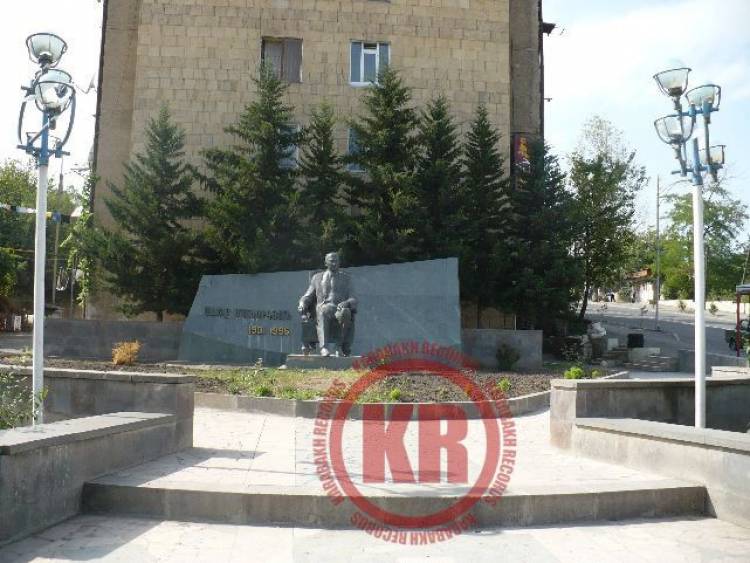 Ադրբեջանցիները քանդել են Ալեք Մանուկյանի հուշարձանը