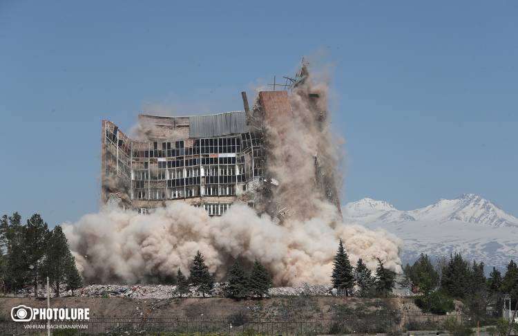 Նիկոլ Փաշինյանը Երևանում պայթեցրեց այն շենքը, որտեղից կայացվել են Արցախն ազատագրելու որոշումները